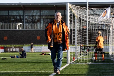 Met oranje bril op vindt hij ’t langs de lijn soms lastig: ’Jac, dat moet je eigenlijk niet doen’