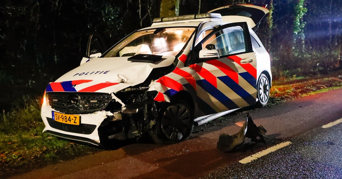 Man in gestolen auto overlijdt door botsing tegen boom in Riethoven, politie kan voertuig niet ontwi