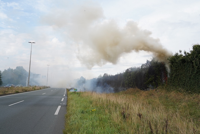 De rook trok over de Burgemeester Letschertweg. 