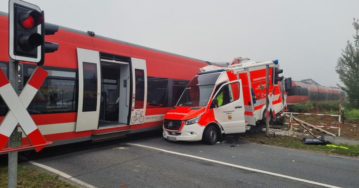 Vrouw in ambulance overlijdt bij botsing met trein naar Enschede.