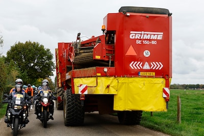 Chaos in Tour of Holland: etappe definitief geannuleerd, veiligheid op het spel door tegemoetkomende wagen