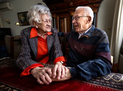 Na zeventig jaar zitten Jan (95) en Toos (93) nog steeds vol liefde: 'We kunnen elkaar minder missen