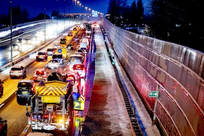 https://images.bd.nl/ZGFkNWFkNzdjOTRlMzA5OTk3NmYvZGlvLzI2ODI2MTMwNy9maXQtd2lkdGgvNDAw/2026-01-05-08-10-42-rotterdam-verkeer-in-de-ochtendspits-op-de-a20-er-is-een-weerwaarschuwing-afgegeven-vanwege-sneeuw-en-gladheid-robin-utrecht-anp