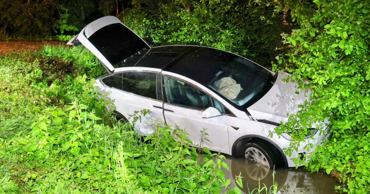 Voertuig belandt in sloot langs de weg in Asperen