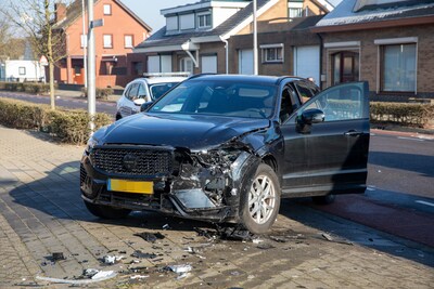 Ravage na botsing in Sint Willebrord: brokstukken op de weg, auto mist huis op haar na