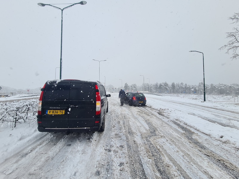 Verschillende auto's kwamen vast te staan op de Europalaan in Kaatsheuvel.