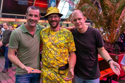 Eendjespak steelt de show op hardstyle-festival in Brabant: ‘Ik ruil ze tegen mini-flamingo’s’