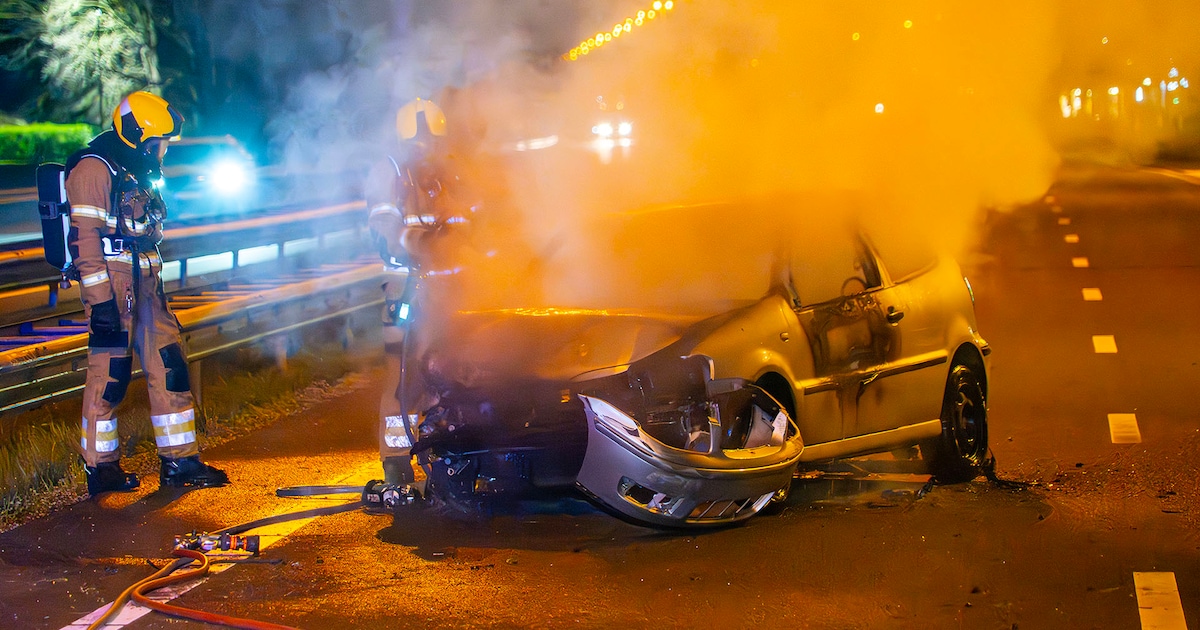 Automobi­list verliest de macht over het stuur op de A59: auto botst tegen vangrail en vliegt in bra
