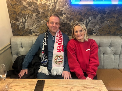 Engels gezin heeft seizoenkaarten voor Newcastle United én PSV: ‘Een droom dat ze tegen elkaar spele