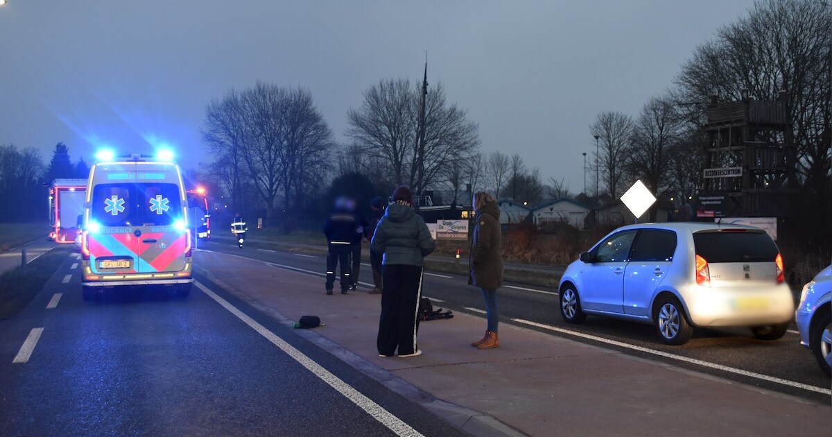 Automobilist stapt na botsing uit en wordt aangereden in Heerewaarden | 112 nieuws Maasdriel