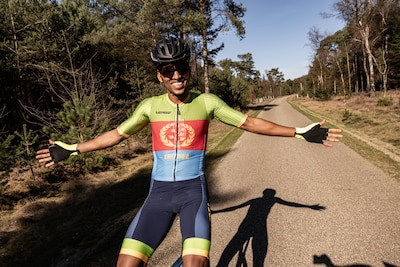 Eritrese wielerkampioen Aklilu (21) vluchtte naar Nederland en vindt zijn vrijheid in Eindhoven teru