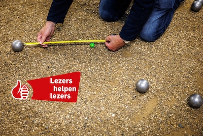 Maria wil graag jeu de boulen, maar heeft geen wedstrijdballen. Wie helpt haar?