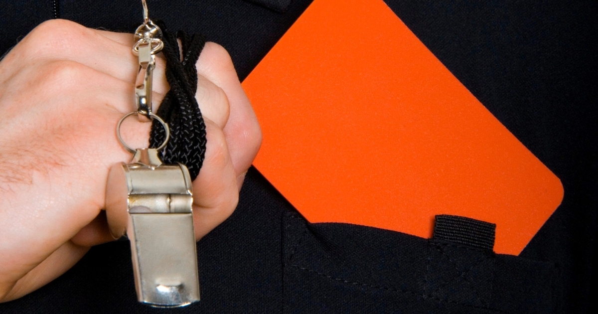 Scheidsrechter voelt zich onveilig na tirade grensrechter en staakt wedstrijd: 'Hij ging veel te ver