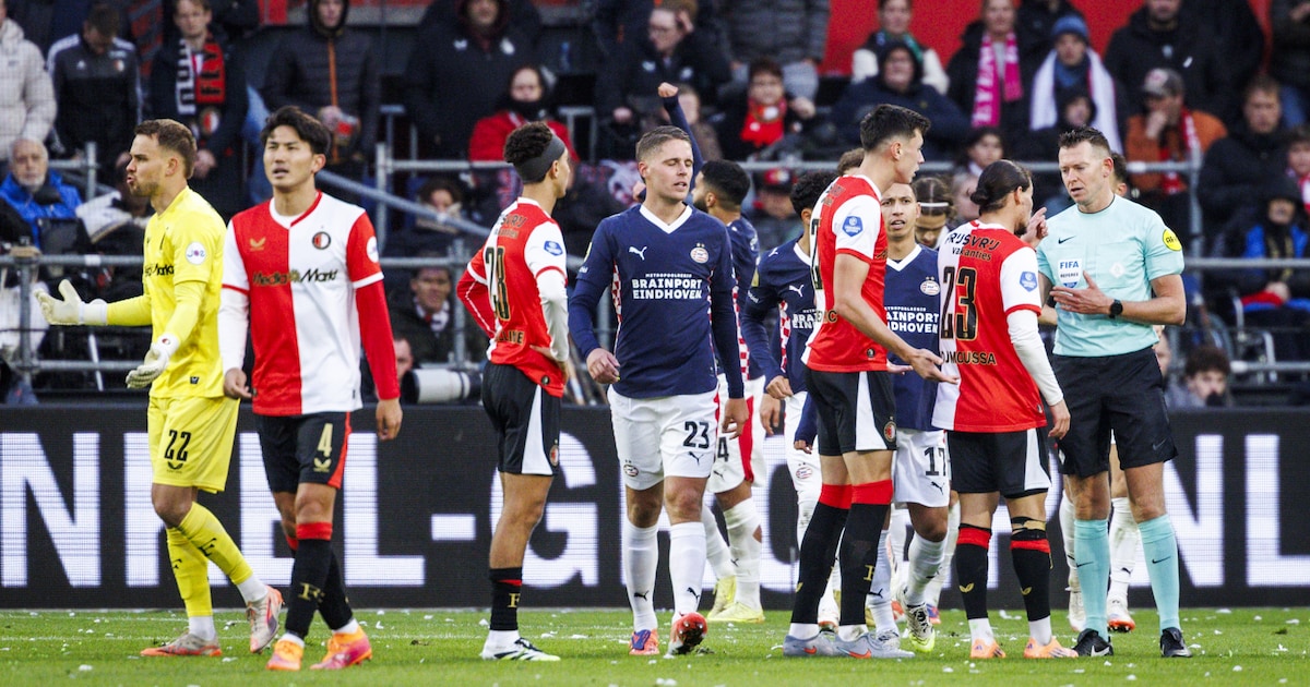 LIVE | PSV weer op voorsprong dankzij tweede treffer Saibari, duel is weer bezig na tijdelijk oponthoud wegens ongeval.