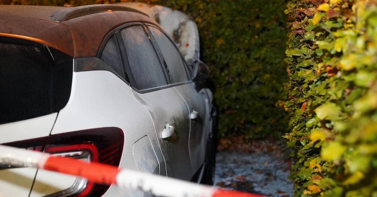 Auto vermoedelijk in brand gestoken in Kerkdriel, omwonenden schieten te hulp | 112 nieuws Maasdriel