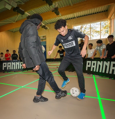 Straatvoetbalkampioen Nasser el Jackson begeleidt talenten met pannatoernooi: ‘Ik wil dat ze de positieve kant van het leven zien’