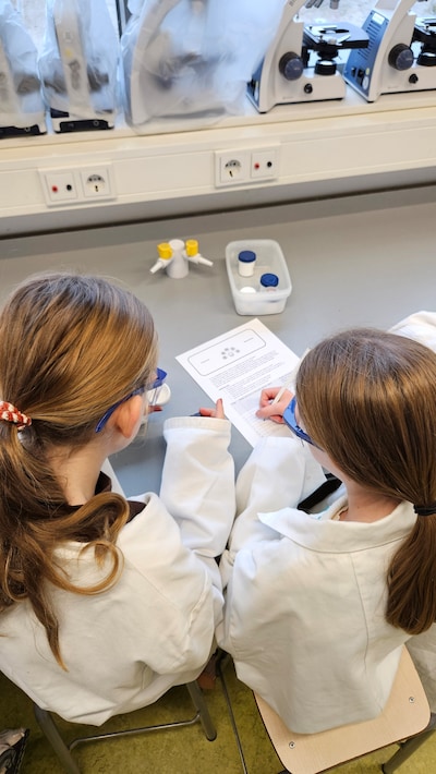 Lesdag met proefjes en de Sint uit de brand geholpen