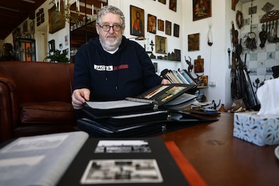 Anton (74) verzamelt al vijftig jaar ansichtkaarten: ‘Ook een kaart waar mijn overgrootvader op staa