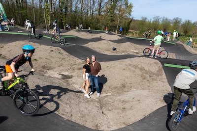 Udenhout heeft eindelijk een pumptrackbaan: ‘Hopelijk krijgen we kinderen in beweging’