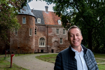 Leo Weyman laat de pijnlijke geschiedenis van Kasteel Nederhemert zien: brandsporen nog altijd zicht