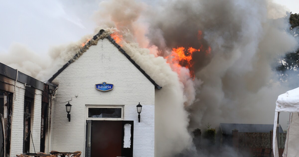 Brand café De Petjesbar mogelijk aangestoken; omwonenden hoorden auto wegscheuren