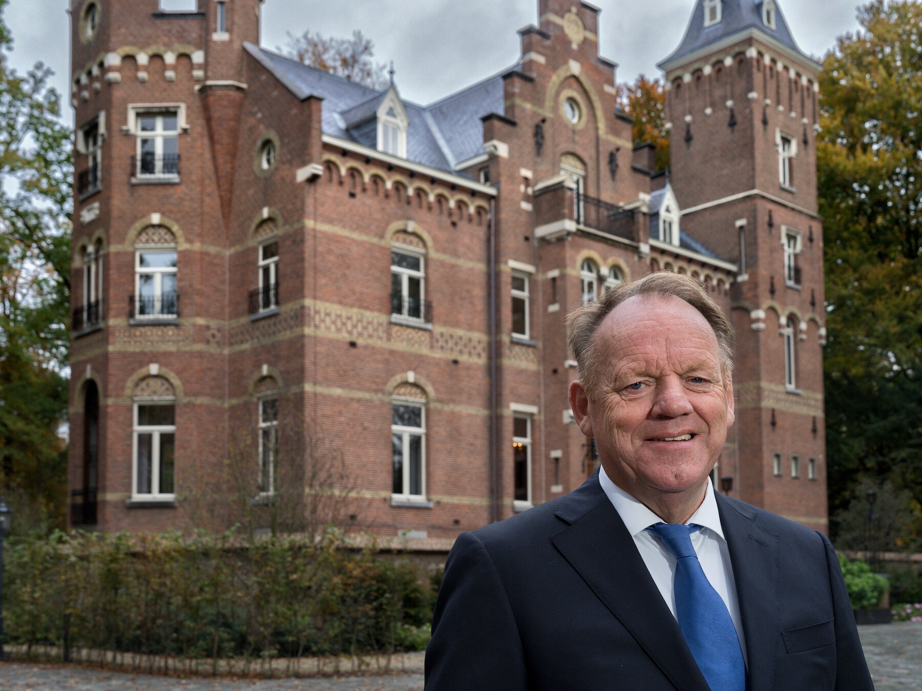 Ben Mandemakers voor zijn kasteeltje Roucouleur in Vught.