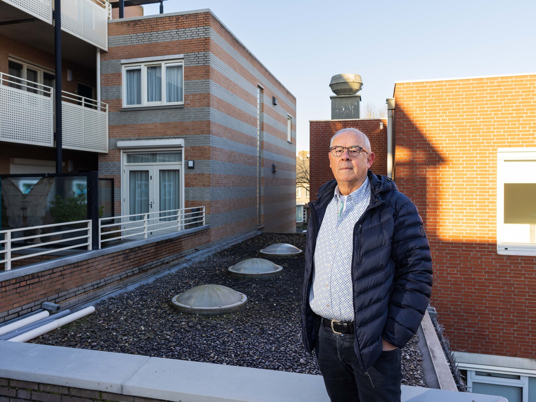 Gérard (72) krijgt 13 meter hoge muur naast zijn balkon: ‘Ik krijg een stijve nek als ik daglicht wil zien’