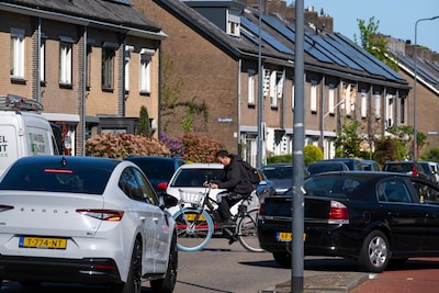 ‘Straaljagers’ moeten uit straat verdwijnen: Den Bosch wil Rijnstraat veiliger maken met fietsrotond