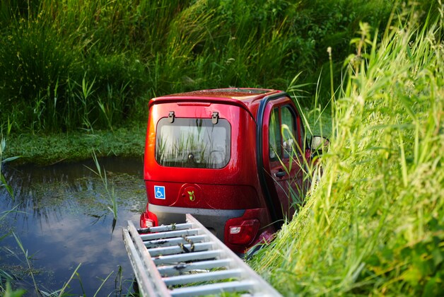 Oude vrouw verliest macht over het stuur en rijdt met haar brommobiel ...