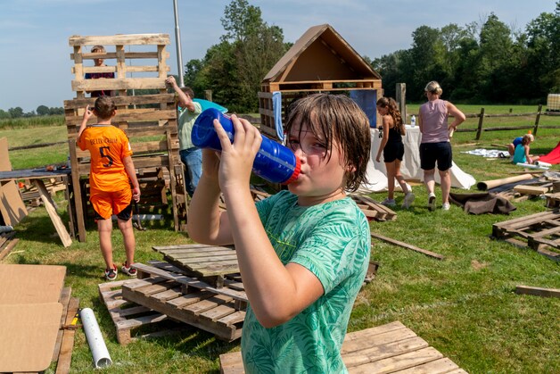 Ranja, chips en ijsjes als beloning voor timmerende kinderen die afzien ...