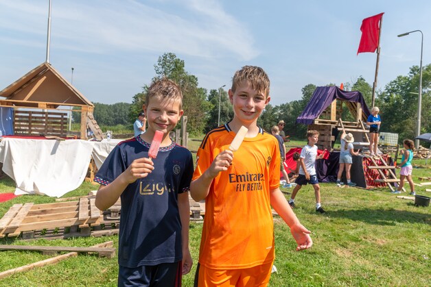 Ranja, chips en ijsjes als beloning voor timmerende kinderen die afzien ...