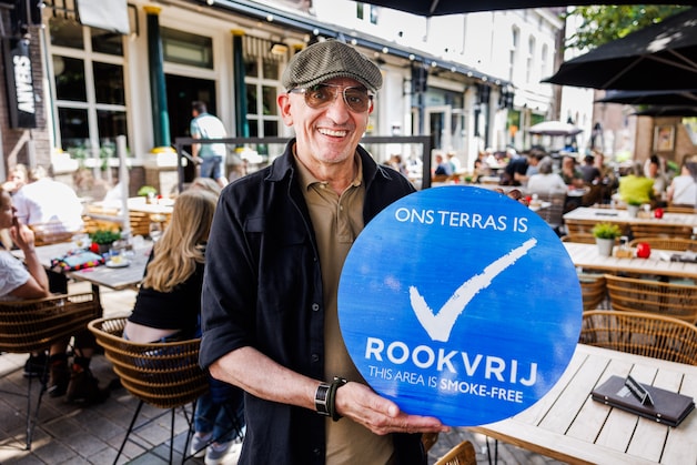 Op dit Tilburgse terras mag je niet meer roken, ondernemer krijgt zelfs ...