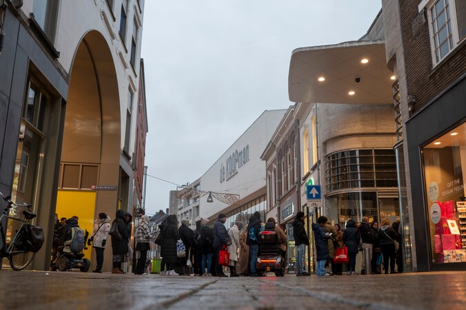 ‘Gratis kleren van De Koopman’ en dus staan er honderden mensen in rij ...