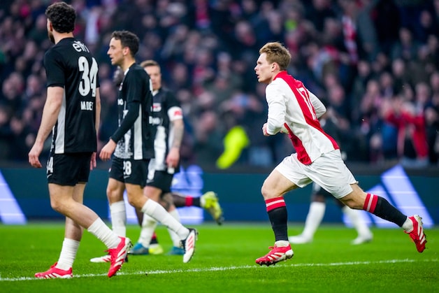 Koploper Ajax ontsnapt aan nederlaag in tumultueus duel met AZ | Sport ...