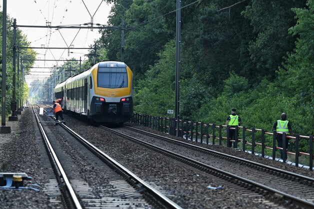 Bomvolle trein ramt auto die vaststaat op spoorwegovergang in Vught ...