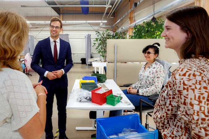 Nieuwkomers leren Nederlands op de werkvloer in Boxtel: ‘Veel ...