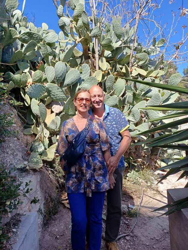 ‘Gedoe met de buren’ was voor Bianca (59) en Geert (65) de druppel, nu ...