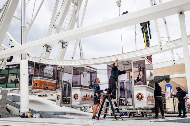 In een recordtijd 55 meter de hoogte in: opbouw Tilburgse Kermis ...