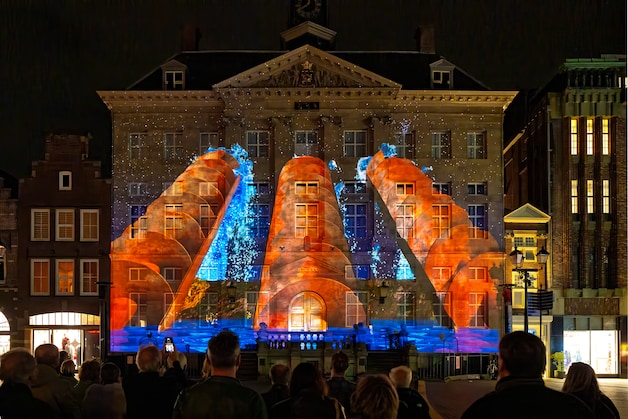 Gevel Bossche stadhuis vol draakjes, moeraskikkers, licht en geluid ...