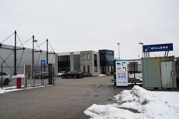 Deel van dak logistiek bedrijf in Waalwijk ingezakt, directeur twijfelt ...