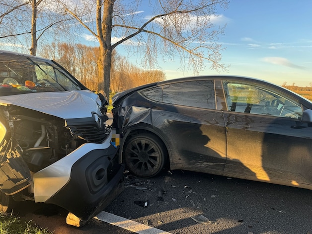 Automobilist raakt gewond bij botsing op de N279 tussen Erp en Beek en ...
