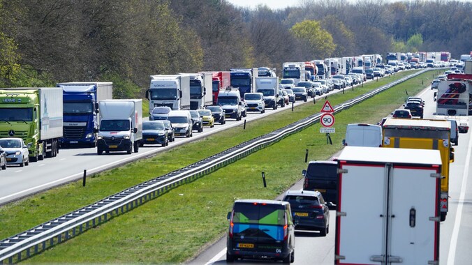 Twee ongelukken zorgen voor files in beide richtingen op A50 bij ...