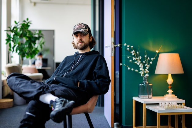 Rapper Ares geeft nieuwe generatie makers een podium in Tilburg: ‘Je ...