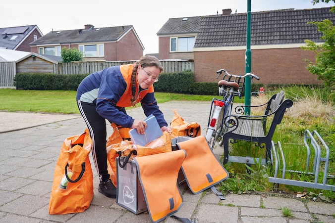 De post zelf ophalen buiten Macharen gaat te ver voor Ilona (42), dus ...