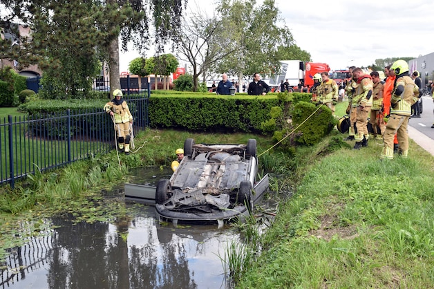 auto-belandt-ondersteboven-in-de-sloot-in-gameren-bestuurster-naar