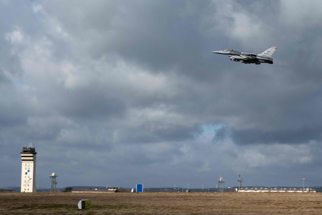 Straaljager stort neer op Amerikaanse basis in Duitsland: F-16-piloot ...