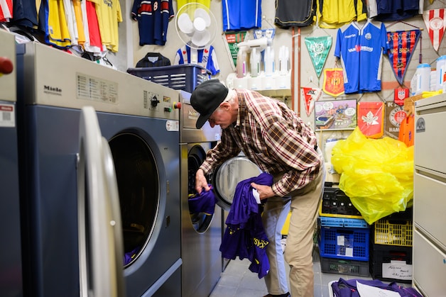 Jarige Ben van Bilzen (80) wast al 55 jaar de NAC-shirts: ‘Wat moet ik ...