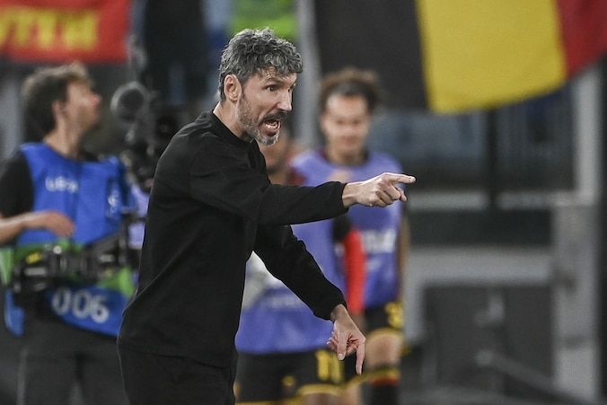 Mark van Bommel kent vliegende start als bondscoach van België met zege ...