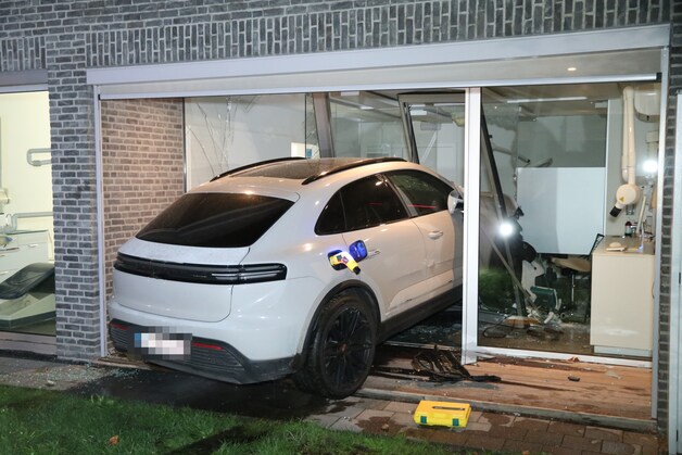 Ontslagen tandarts rijdt met Porsche dwars door praktijk van ex ...