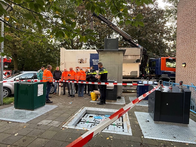 Oudere man valt drie meter diep in gat van ondergrondse afvalcontainer ...